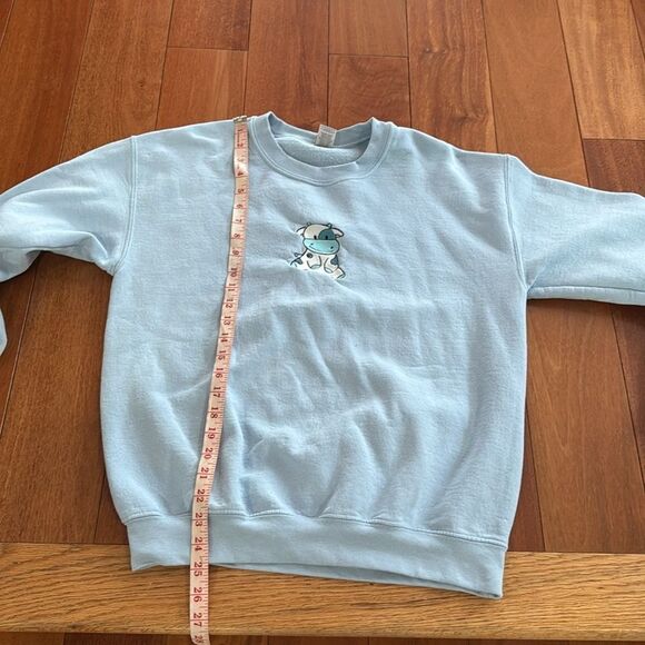 Gildan Light Blue Crewneck Sweater Cow Embroidered Heavyweight sweatshirt Size M - Picture 6 of 9